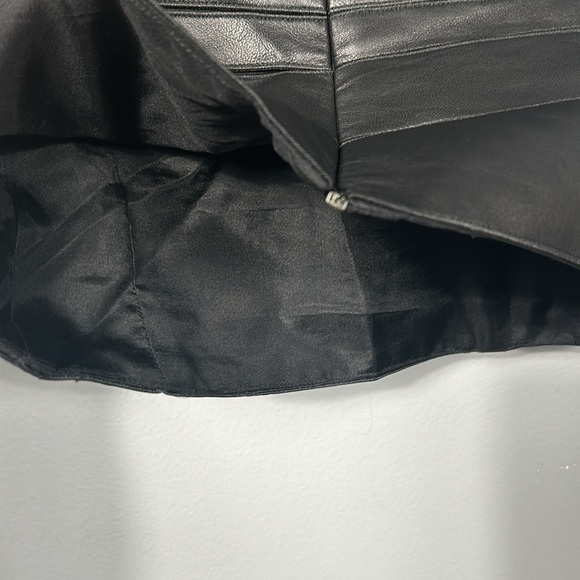 J. Mendel Black Faux Leather w/ Seamed Cut-outs SS Cropped Blouse/Top, Size US 8 - Picture 6 of 11
